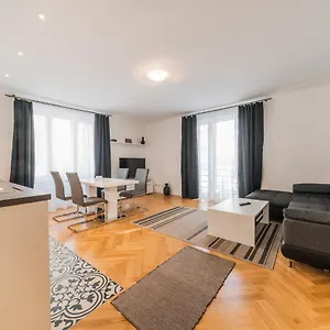 Edelweiss City State Opera Appartement